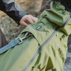 Chubasquero Bare Pine Hurtta Para Perros -Perros Gatos Suministros Tienda 188303 188304 188305 188396 186542 186543 hurtta forzooplus bare regenoverall pine hs 08 1